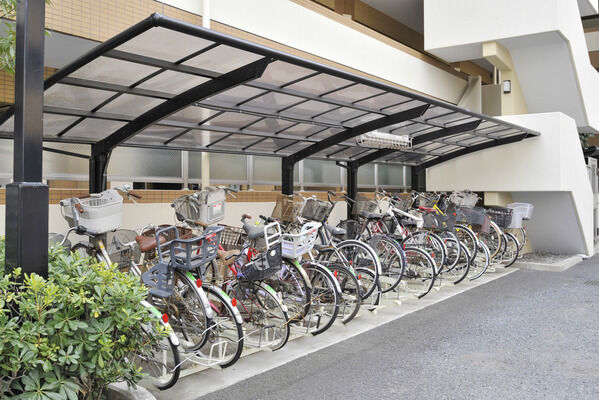 敷地内には自転車駐輪場を設置。
