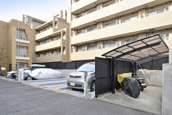 駐車場は、機械式駐車場を採用。機能性、安全面に配慮されています。