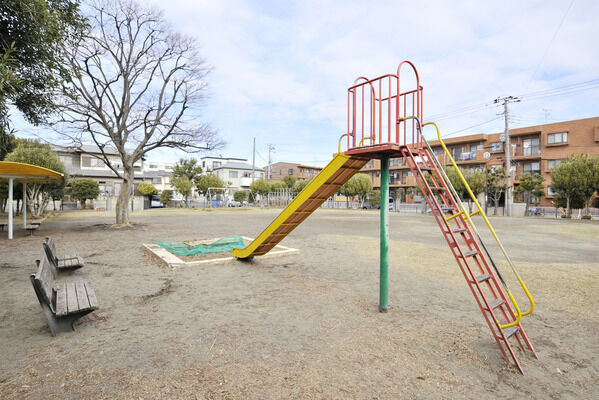 「御手浜公園」は、約90m（徒歩2分）。