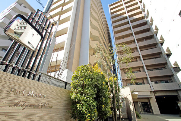 【パークホームズ本八幡駅前】ベージュを基調としたアプローチが、エントランスへ誘います。 【パークホームズ本八幡駅前】ベージュを基調としたアプローチが、エントランスへ誘います。