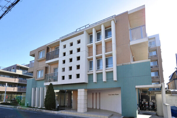 ダブルウォール設計のファサードは爽やかなホワイトカラーが空に溶け込む明るい印象。