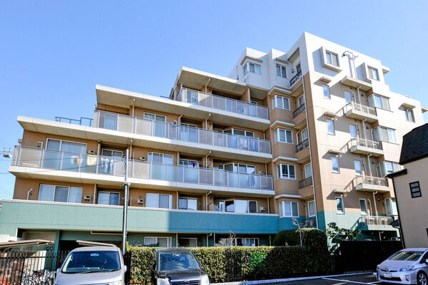 街と調和し、新しい街の爽やかさを大切にしたアースカラーの色調。