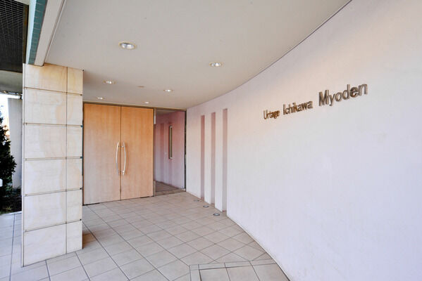 ゆるやかな曲線のエントランスウォールが印象的なポーチ。