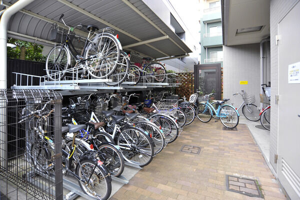 屋根付きの2段式ラックの駐輪場を完備。