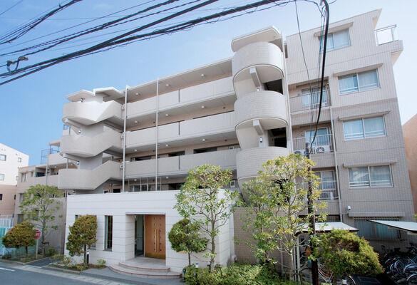 【市川妙典パークホームズ】正面に緑鮮やかな植栽が設けられ、居住者に癒しを与えている。