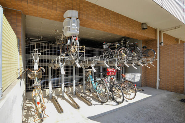 敷地内に設置された、2段式自転車駐輪場。