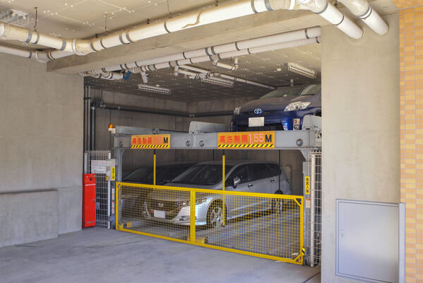 建物下部に設置されている、機械式自動車駐車場。