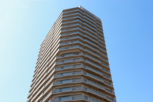 【プリームスクエア本八幡】角をおとした、やわらかなスカイラインが目を引く建物北東側。