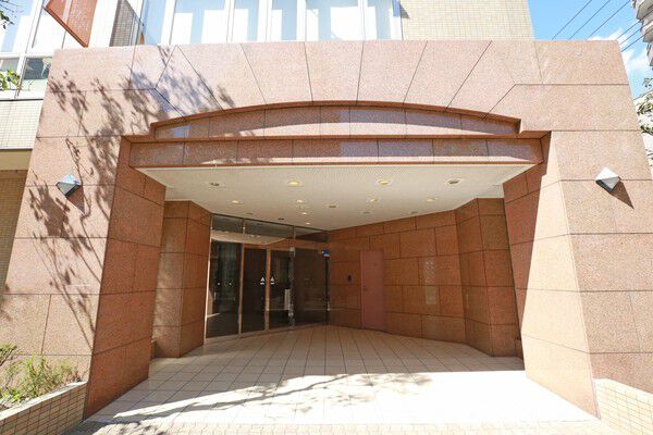 赤御影石が出迎える居住者専用エントランス。