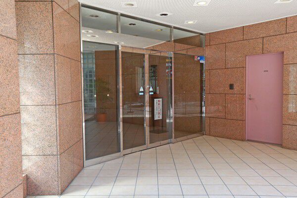 通りの奥側にエントランスを設け、プライバシーに配慮。