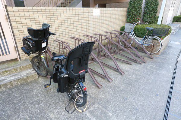 居住階の入口である4階には集会室3つと会議室を設置。