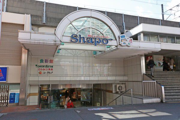 ショッピングやグルメが楽しめる「シャポー本八幡」まで約10m（徒歩1分）。