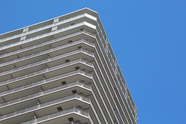 【本八幡キャピタルタワー】角を落とした優雅なフォルムをブラウンのタイルで包んだ外観。		 【本八幡キャピタルタワー】角を落とした優雅なフォルムをブラウンのタイルで包んだ外観。