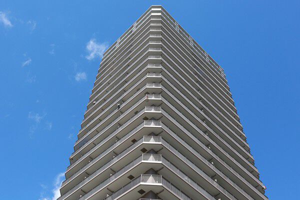 【本八幡キャピタルタワー】タワー内側には、3階から屋上までを貫く吹抜けを配し、明るい空間に。		 【本八幡キャピタルタワー】タワー内側には、3階から屋上までを貫く吹抜けを配し、明るい空間に。