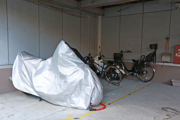 14台分の屋根付きバイク置場と152台分の自転車置場の利用が可能。		