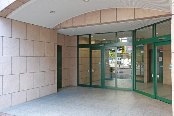 広々としたエントランスの壁や床には、天然石をふんだんに使用。		