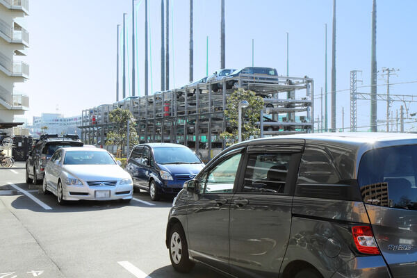 敷地内には、平面式79台、機械式68台収容の駐車場を設置。