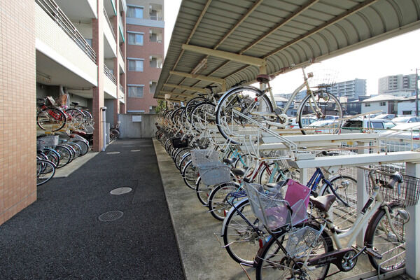 敷地内に設置された、2段式自転車駐輪場。 敷地内に設置された、2段式自転車駐輪場。