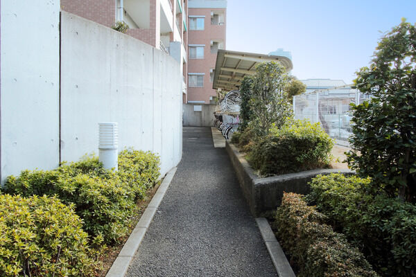 駐輪場と居住区の間には壁を設け、プライバシーが守れている。 駐輪場と居住区の間には壁を設け、プライバシーが守れている。