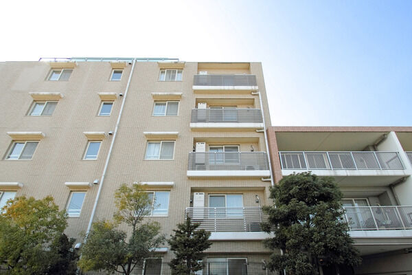 【パークホームズ船橋夏見弐番館】壁面は重厚な存在感を醸しだすようなデザイン。