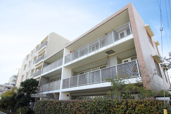 【パークホームズ船橋夏見弐番館】隣戸との境界はコンクリート壁で仕切り、プライバシーの配慮が施されている。