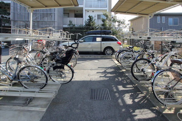 敷地内に設置されている、屋根付き自転車専用駐輪場。