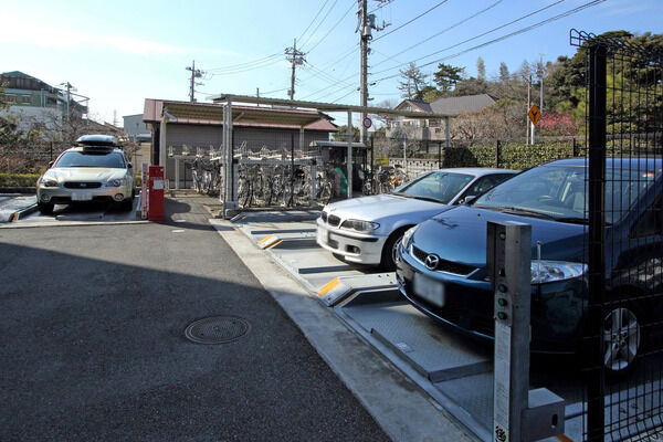 敷地内に設置されている、機械式自動車駐車場。