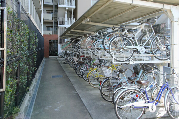 敷地内に設置された、屋根付き自転車駐輪場。