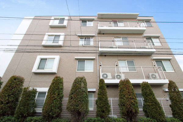 【パークホームズ北習志野】街と調和させた色調の外壁で全体をアースカラーで統一。