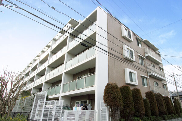 【パークホームズ北習志野】バルコニーは採光性に優れた素材を使用しています。