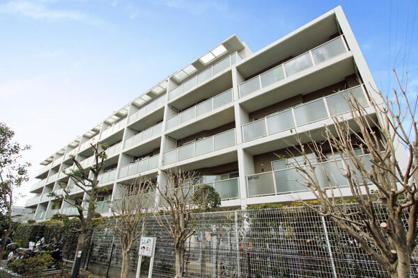 【パークホームズ北習志野】陽光が降り注ぐバルコニーではガーデニングを満喫。