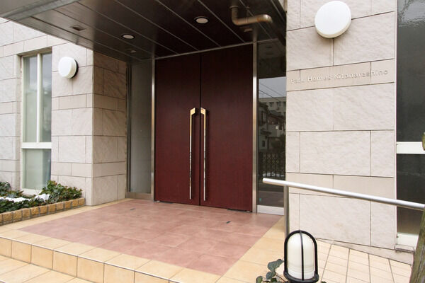 オートロック・防犯カメラが設置されているエントランス。