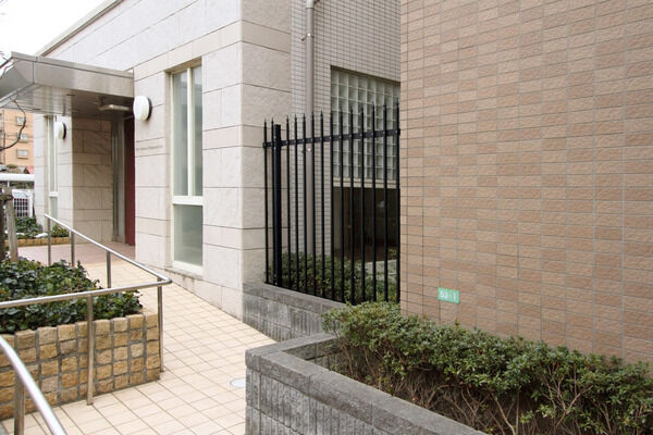 エントランスにはスロープを設置。居住者にやさしい設計になっています。