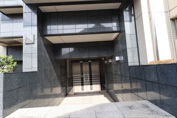 【パークホームズ西船1丁目】エントランス内は、ベージュのタイルを使用し、シンプルで明るさのある印象に。