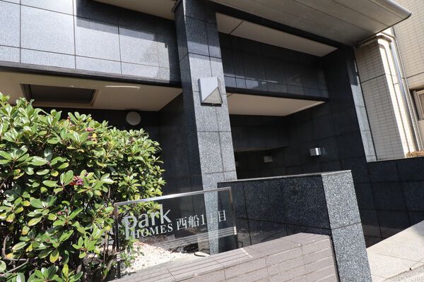 【パークホームズ西船1丁目】黒のエントランスに映える緑と、ガラスで出来たエントランスプレート。