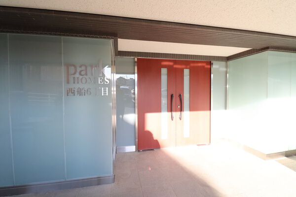 【パークホームズ西船6丁目】ガラスウォールが放つやわらかな光が安らぎをもたらすエントランス。