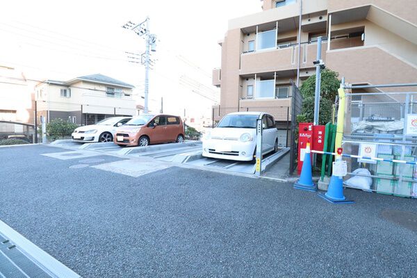 敷地内には、機械式駐車場が設置されています。