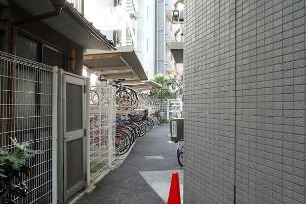 マンション敷地内には、駐輪場が設置されています。