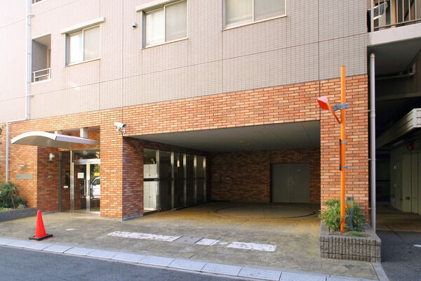 機械式駐車場は、エントランス横に設置されています。