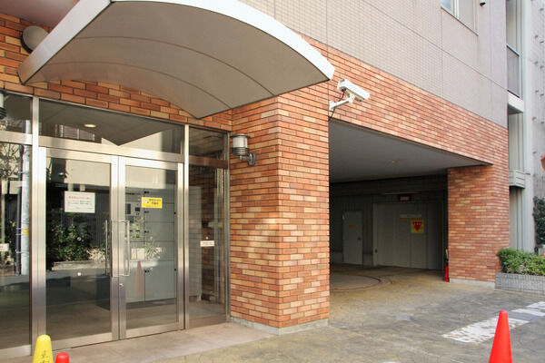 エントランス内には宅配ロッカー・ベンチが設置されています。