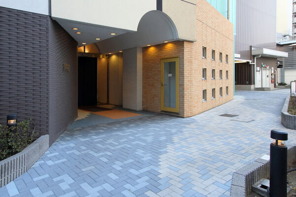 エントランス。色彩と美しい造形が居住者の豊かな感性を彩ります。