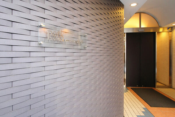 落ち着いた雰囲気のエントランス。繊細な照明更なる上質感を醸し出します。