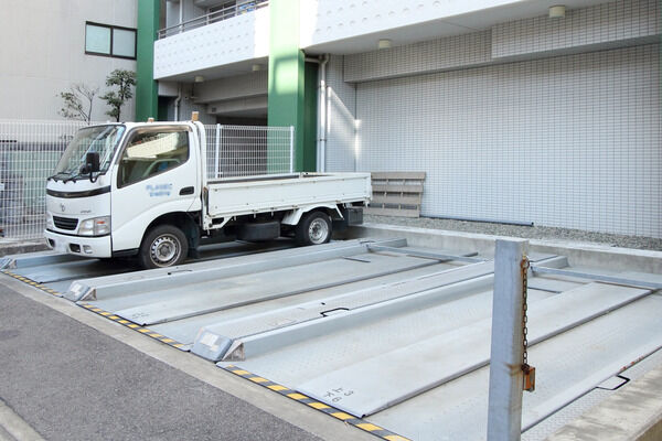 機械式駐車場を敷地内に設置しています。 機械式駐車場を敷地内に設置しています。