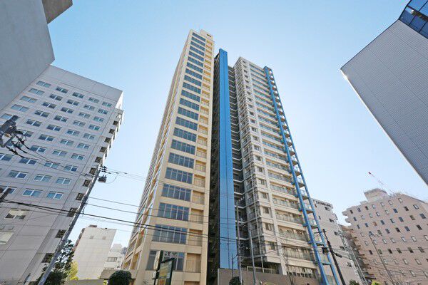 【スカイタワーエグゼ】20階ラウンジ「スカイビュースクエア」からは幕張新都心のビル群、東京湾を望む。