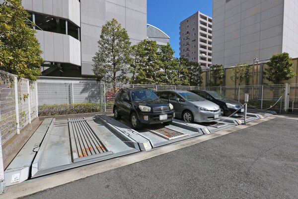 64台分の収容の機械式駐車場を設置。 64台分の収容の機械式駐車場を設置。
