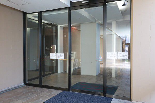 柔らかく温かな光が、住まう人と訪れる人を出迎えるエントランス空間。 柔らかく温かな光が、住まう人と訪れる人を出迎えるエントランス空間。