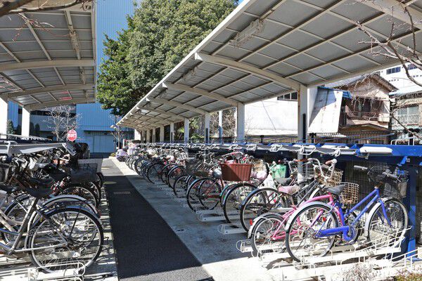 177台分を収容する2段ラック式の駐輪場を設置。ミニバイク置場は12台分。