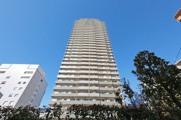 【プラウドタワー船橋】清潔で凛としたイメージのホワイトカラーが、空と調和するファサードデザイン。 【プラウドタワー船橋】清潔で凛としたイメージのホワイトカラーが、空と調和するファサードデザイン。