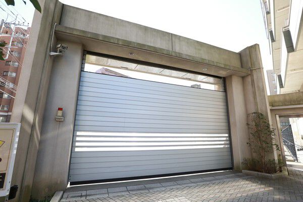 駐車場出入口には、セキュリティゲートを設置。非接触カードで出入りスムーズ。