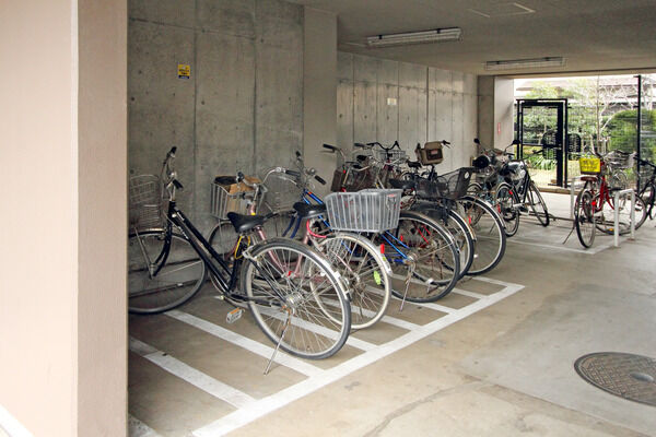 38台収容の駐輪場横には、18台収容の駐車場を設置。